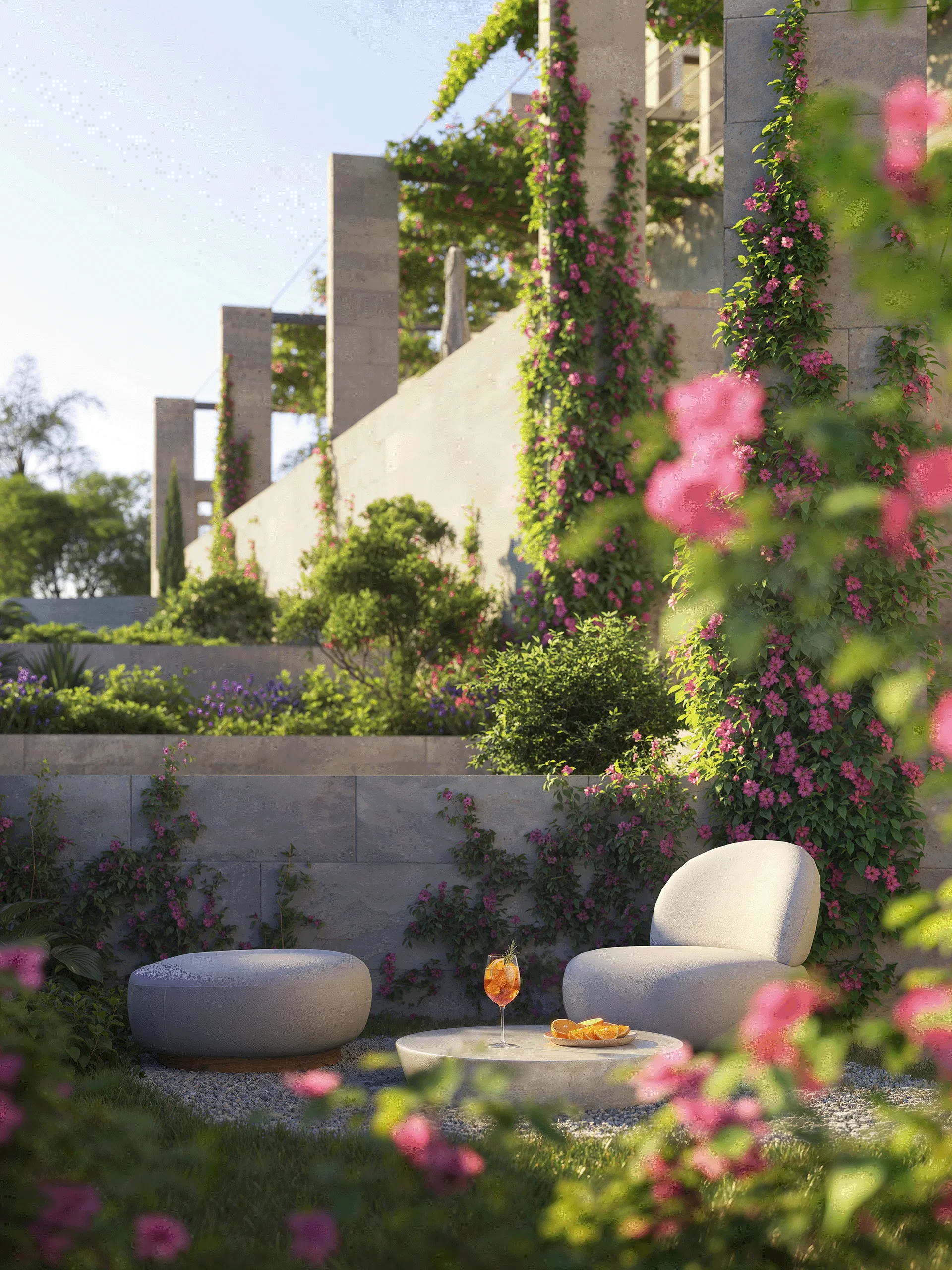 Área externa com poltrona moderna, pufe, mesa e uma bebida laranja em um jardim de flores rosa.